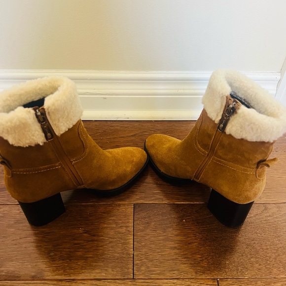 Blonde 7.5 Women's Tan Suede Ankle Boots with Cream Fur Lining like new! - Picture 9 of 11